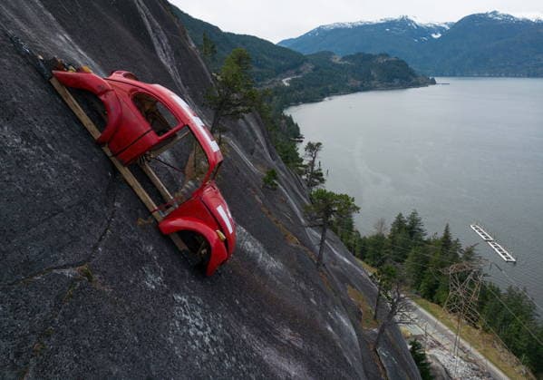 April 6, 2026, Squamish, Bc, CANADA: The shell of a Volkswagen Beetle hangs suspended on a cliff above the Sea-to-Sky Highway, in Squamish, B.C., on Monday, April 6, 2026. The vehicle appeared on the rock face last week with a large E on its roof, indicating that University of British Columbia engineering students were carrying on a long-standing tradition of placing the shell in difficult to reach locations. British Columbia s Environment Ministry is urging people to stay away from the area as they work on a plan to remove it. Squamish CANADA - ZUMAc35_ 20260406_zaf_c35_020 Copyright: xDarrylxDyckx