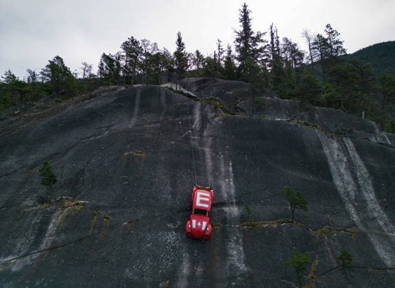 April 6, 2026, Squamish, Bc, CANADA: The shell of a Volkswagen Beetle hangs suspended on a cliff above the Sea-to-Sky Highway, in Squamish, B.C., on Monday, April 6, 2026. The vehicle appeared on the rock face last week with a large E on its roof, indicating that University of British Columbia engineering students were carrying on a long-standing tradition of placing the shell in difficult to reach locations. British Columbia s Environment Ministry is urging people to stay away from the area as they work on a plan to remove it. Squamish CANADA - ZUMAc35_ 20260406_zaf_c35_025 Copyright: xDarrylxDyckx