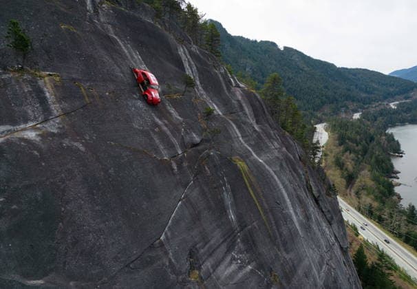 News Bilder des Tages #2 April 6, 2026, Squamish, Bc, CANADA: The shell of a Volkswagen Beetle hangs suspended on a cliff above the Sea-to-Sky Highway, in Squamish, B.C., on Monday, April 6, 2026. The vehicle appeared on the rock face last week with a large E on its roof, indicating that University of British Columbia engineering students were carrying on a long-standing tradition of placing the shell in difficult to reach locations. British Columbia s Environment Ministry is urging people to stay away from the area as they work on a plan to remove it. Squamish CANADA  - ZUMAc35_ 20260406_zaf_c35_029 Copyright: xDarrylxDyckx