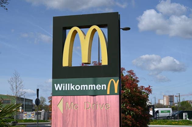Logo, Schriftzug der Fastfood Kette McDonalds *** Logo, lettering of the fast food chain McDonalds