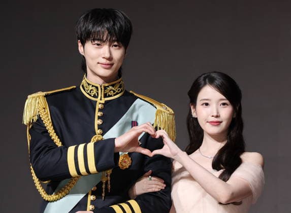 Entertainment Bilder des Tages #2 S. Korean actress IU and actor Byun Woo-seok S. Korean actress IU and actor Byun Woo-seok South Korean actress IU and actor Byun Woo-seok, who star in the MBC-TV s new drama Perfect Crown, pose for a photo during a publicity event in Seoul on April 6, 2026. The first episode of the drama will be aired on April 10. (Yonhap) 2026-04-07 07:28:43 < 1980-2026 YONHAPNEWS AGENCY. .> ¼­¿ïÆ¯º°½Ã EDITORIAL USE ONLY  Copyright: xx PYH2026040616750034400 YonhapxNewsx yonphotos251137