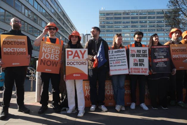 . 07 04 2026. London, United Kingdom. Resident Doctors Picket Guys & St. Thomas hospital. Resident doctors - the new term for junior doctors - picket at Guys & St. Thomas hospital in a dispute over pay  xMartynxWheatleyx xi-Imagesx IIM-26684-0016