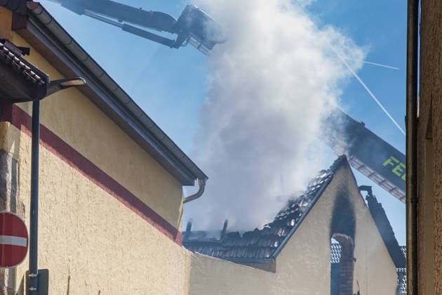 Hallen- und Dachstuhlbrand in Wörrstadt Am 07.04.2026 kam es gegen 12:00 Uhr in der Steinstraße in Wörrstadt zu einem Großbrand auf dem Gelände des Weinguts Huth. Beim Eintreffen der Feuerwehr standen vier Dachstühle von Lagerhallen im Vollbrand das Feuer hatte sich von einer initial betroffenen Halle auf drei weitere Gebäude ausgebreitet. Mehrere in den Hallen abgestellte Fahrzeuge brannten vollständig aus. Die Löscharbeiten dauern an die Brandursache ist ungeklärt, die Polizei übernimmt die Ermittlungen sobald die Brandstelle zugänglich ist. Verletzte gab es nicht. Wörrstadt Rheinland-Pfalz Deutschland *** Hall and roof truss fire in Wörrstadt On 07 04 2026, at around 12