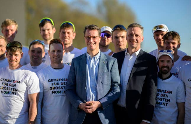 (l-r) Ministerpräsident Hendrik Wüst (NRW), Sebastian Schulte (CEO Deutz AG und ehemaliger Ruderer) mit Kanuten und Ruderern, gemeinsam für die Olympia Bewerbung KölnRheinRuhr, Ministerpräsident Hendrik Wüst (NRW) besucht das Bundesleistungszentrum Kanusport, am 07.04.2026 in Duisburg Deutschland. Bundesleistungszentrum Kanusport *** l r Minister President Hendrik Wüst NRW , Sebastian Schulte CEO Deutz AG and former rower with canoeists and rowers, together for the CologneRhineRuhr Olympic bid, Minister President Hendrik Wüst NRW visits the Federal Canoeing Training Center, on 07 04 2026 in Duisburg Germany Federal Canoeing Training Center