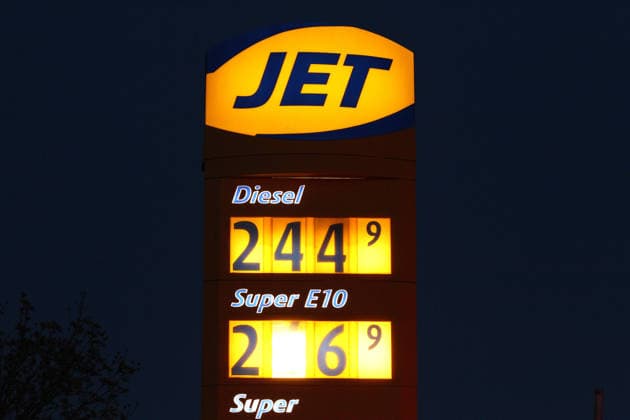 Tanktafel mit hohen Literpreisen für Diesel und Benzin vor der Jet-Tankstelle in der Steilshooper Allee 44. Steilshoop Hamburg *** Gas station sign with high liter prices for diesel and gasoline in front of the Jet gas station at Steilshooper Allee 44 Steilshoop Hamburg