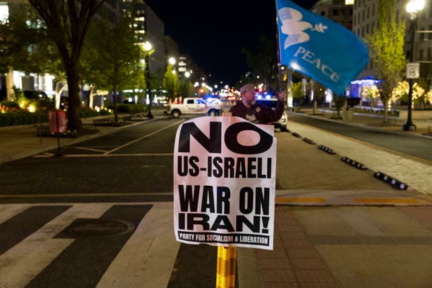 April 7, 2026, Washington Dc, Washington Dc, USA: An anti-war signs are seen while demonstrators gather outside the White House during an anti-war protest following the announcement of a temporary ceasefire between the United States and Iran, on April 07, 2026, in Washington, DC. Protesters called for a permanent end to hostilities, urging diplomatic solutions over continued military escalation. The demonstration comes amid a fragile two-week ceasefire agreement brokered after weeks of conflict that has resulted in thousands of casualties and heightened global tensions. Washington Dc USA  - ZUMAk203 20260407_znp_k203_018 Copyright: xAashishxKiphayetx