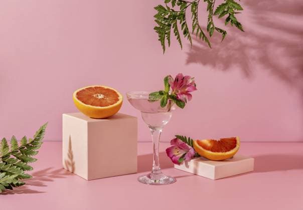 Erfrischendes buntes Sommergetränk auf rosafarbenem Hintergrund mit Schattenfarn. Margarita Cocktail, garniert mit einer rosa Blume Refreshing colorful summer drink on pink background with shadow fern. Margarita cocktail garnished with pink flower Copyright: imageBROKER SvetlanaxKhutornaia ibxiqx16991724.jpg