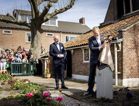 RIJNSBURG - King Willem-Alexander during the opening of the renovated museum Het Spinozahuis. The museum showcases the life and ideas of philosopher Baruch Spinoza. He moved into the house in 1661 and worked there on his *Ethics*, a philosophical work about God, nature, reason, and emotions. SEM VAN DER WAL ANP netherlands out - belgium out  Copyright: xx x555271711x originalFilename: 555271711.jpg