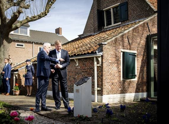 RIJNSBURG - King Willem-Alexander during the opening of the renovated museum Het Spinozahuis. The museum showcases the life and ideas of philosopher Baruch Spinoza. He moved into the house in 1661 and worked there on his *Ethics*, a philosophical work about God, nature, reason, and emotions. SEM VAN DER WAL ANP netherlands out - belgium out  Copyright: xx x555271719x originalFilename: 555271719.jpg
