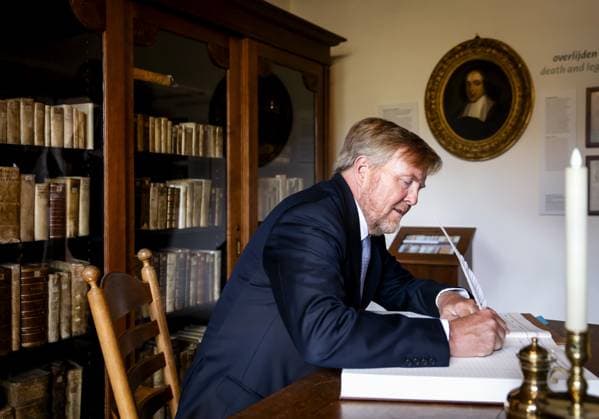 RIJNSBURG - King Willem-Alexander signs the guestbook during the opening of the renovated museum Het Spinozahuis. The museum showcases the life and ideas of philosopher Baruch Spinoza. He moved into the house in 1661 and worked there on his *Ethics*, a philosophical work about God, nature, reason, and emotions. SEM VAN DER WAL ANP netherlands out - belgium out  Copyright: xx x555271727x originalFilename: 555271727.jpg