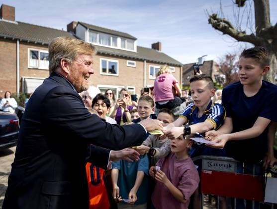 RIJNSBURG - King Willem-Alexander arrives for the opening of the renovated museum Het Spinozahuis. The museum showcases the life and ideas of philosopher Baruch Spinoza. He moved into the house in 1661 and worked there on his *Ethics*, a philosophical work about God, nature, reason, and emotions. SEM VAN DER WAL ANP netherlands out - belgium out  Copyright: xx x555271734x originalFilename: 555271734.jpg
