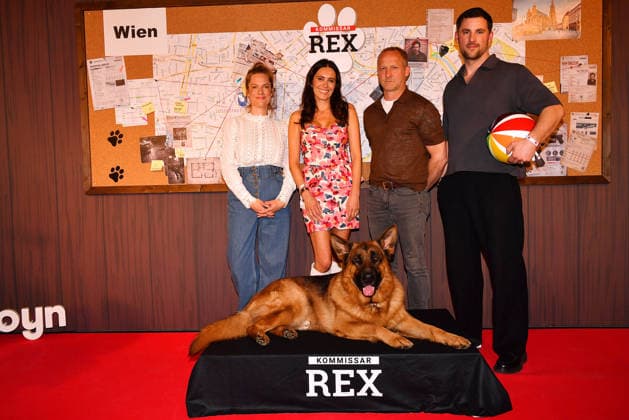 Marie Burchard, Doris Golpashin, Rex, Maximilian Brueckner und Ferdinand Seebacher bei der Kommissar Rex (SAT1) Premiere am 8.04.2026 in der Astor Film Lounge im ARRI Kino in Muenchen Premiere in Muenchen -Kommissar Rex bellt wieder im TV bei Sat.1 *** Marie Burchard, Doris Golpashin, Rex, Maximilian Brueckner and Ferdinand Seebacher at the Commissioner Rex SAT1 premiere on 8 04 2026 in the Astor Film Lounge in the ARRI cinema in Munich Premiere in Munich Commissioner Rex barks again on TV on Sat 1 