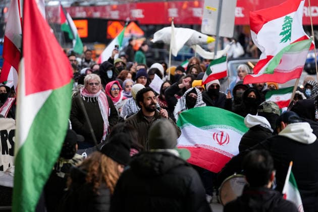 Protest in Toronto against US and Israeli attacks on Lebanon, Iran and Gaza TORONTO, CANADA - APRIL 8 : Protestors gather outside Consulate General of Israel in Toronto to demonstrate against US and Israeli attacks on Iran, Lebanon and Gaza on April 8, 2026 in Ontario, Canada. Mert Alper Dervis Anadolu Toronto Canada. Editorial use only. Please get in touch for any other usage.  Copyright: x2026xAnadoluxMertxAlperxDervisx