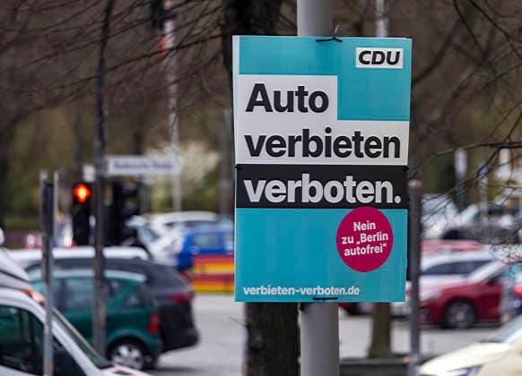 Plakat der Partei CDU. Auto verbieten verboten. Die Initiative Berlin autofrei strebt einen Volksentscheid an, um den privaten Autoverkehr innerhalb des S-Bahnrings (Innenstadt) drastisch zu reduzieren. 26.03.2026, Berlin, Deutschland *** Poster of the CDU party Auto verbieten verboten The Berlin car-free initiative is seeking a referendum to drastically reduce private car traffic within the inner city S-Bahn ring 26 03 2026, Berlin, Germany