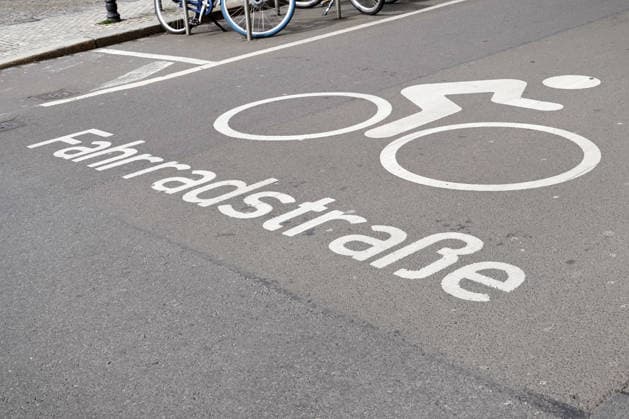 Verkehrsberuhigung, sicheres Radfahren in der Stadt, Fahrradstraße, Piktogramm und Schrift auf dem Asphalt *** Traffic calming, secure Cycling in the City, Bicycle lane, Pictogram and Font at the Asphalt 1131608984