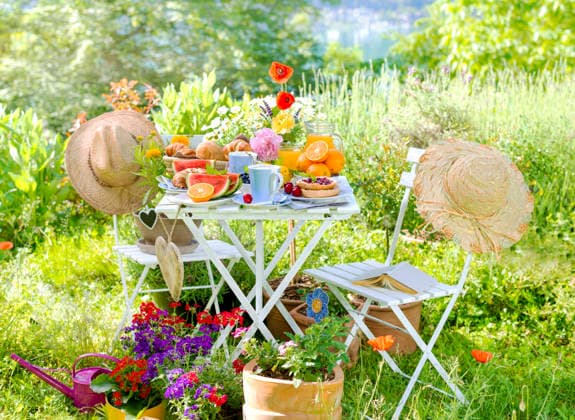 Fruehstueck fuer zwei, angerichtet auf einem Tisch im bunt bluehenden Garten am See mit Sonnenhueten und Herzen, Composing Breakfast for two, served on a table in a colorful garden blooming with coneflowers and hearts, Composing BLWS745584 *** Breakfast for two, served at a Table at bunt blooming Garden on Lake with Sun hats and Hearts, Composing Breakfast for two, served ON a Table in a Colorful Garden blooming With coneflowers and hearts, Composing BLWS745584 Copyright: xblickwinkel C.xLesjakx