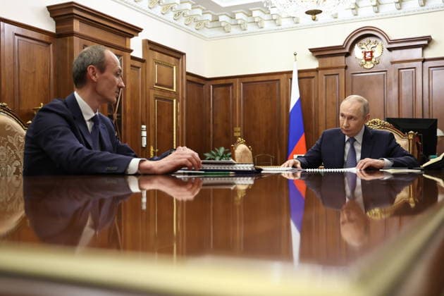 RUSSIA, MOSCOW - APRIL 9, 2026: Russia s President Vladimir Putin (R) and Dmitry Grigorenko, Russia s Deputy Prime Minister Government Chief of Staff, hold a meeting at the Moscow Kremlin Moscow Russia  - ZUMAt113 20260409_zaa_t113_564 Copyright: xAlexanderxKazakovx