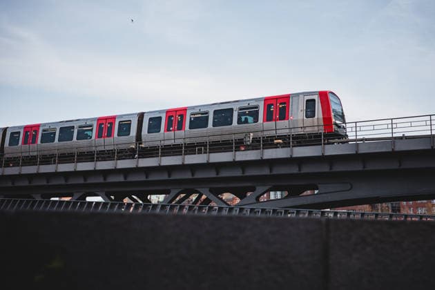 Deutschland, Hamburg U-Bahnlinie U3 auf der Elbbrücke, Hochbahnzug (DT5) im Linienbetrieb im Netz des Hamburger Verkehrsverbund (HVV), zentrale Achse zwischen Innenstadt und HafenCity. Kontext Mobilität: Hamburg-Takt als langfristige Strategie zum Ausbau des ÖPNV, nicht nur ein 5-Minuten-Takt-Ziel; umfasst Ausbau von U- und S-Bahnlinien, dichtere Taktung, optimierten Busverkehr, Integration des Deutschlandtickets sowie zukünftige Technologien wie autonomes Fahren; Anpassungen durch veränderte Nachfrage seit der Corona-Pandemie. Stadtentwicklung: steigende Fahrgastzahlen auf Vorkrisenniveau, wachsender Radverkehr, sinkender Autoverkehr, mehrere neue Schnellbahnlinien im Bau; Ziel bleibt die Stärkung des ÖPNV als Alternative Copyright: xStefanxTrochax