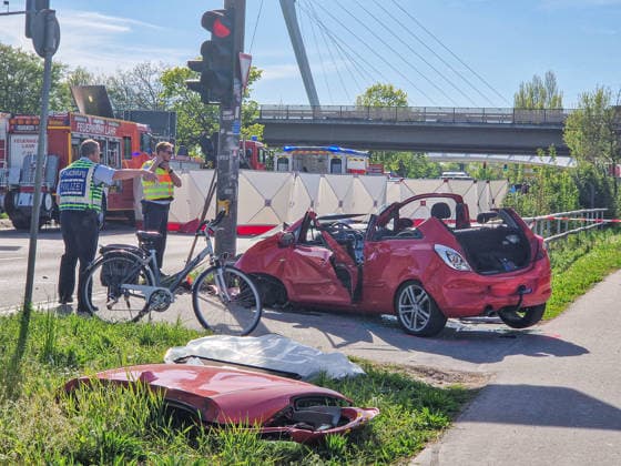 Zwei Tote bei schwerem Unfall in Lahr: Zwei Fußgänger werden von Lastwagen erfasst und tödlich verletzt - Lasterfahrer flüchtet im Anschluss von der Unfallstelle und kann später vorläufig festgenommen werden - wenige Meter entfernt kracht ein Auto f Zwei Todesopfer, zwei Schwerverletzte und eine vorläufige Festnahme sind die Bilanz eines schweren Verkehrsunfall am Donnerstagnachmittag auf der B415 bei Lahr im Ortenaukreis: Der Unfall ereignete sich gegen 15 Uhr im Bereich eines Fußgängerüberwegs auf dem Autobahnzubringer in Höhe der Abfahrt zur B3. Ersten Erkenntnissen zufolge wurden die beiden Opfer von einem Lastwagen erfasst, welcher sich anschließend unerlaubt von der Unfallstelle entfernte. Zahlreiche Einsatzkräfte, darunt Copyright: xEstherxBuschx xEinsatzReport24x