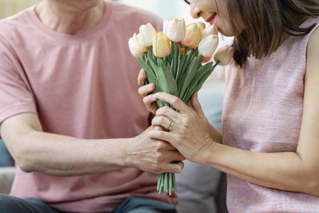 Ein liebevolles Seniorenpaar begrüßt die Freude am Valentinstag, während sie einen Strauß Tulpen zusammenhalten und so ihre Zuneigung und Verbundenheit in einer komfortablen Umgebung zum Ausdruck bringen A loving senior couple embraces the joy of Valentine s Day as they hold a bouquet of tulips together, showcasing their affection and connection in a comfortable setting Copyright: imageBROKER WORAWEExMEEPIAN ibxiqx17170082.jpg ,model released, Symbolfoto ,property released