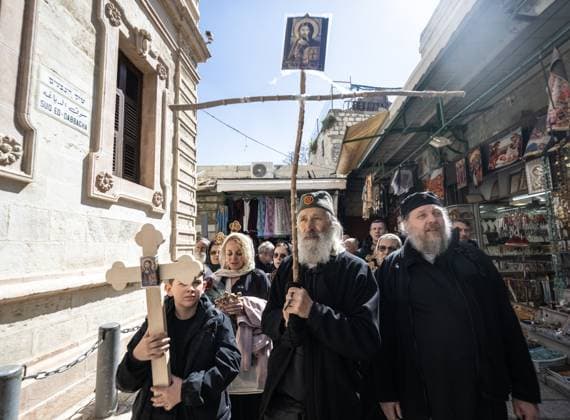 News Bilder des Tages Orthodox Christians mark Good Friday with pilgrimage in Jerusalem JERUSALEM - APRIL 10: Orthodox Christians commemorate Good Friday ahead of Easter with prayers and religious rituals, as pilgrims from around the world walk along the Via Dolorosa to the Church of the Holy Sepulchre in Jerusalem, believed to be the site of the crucifixion of Jesus Christ, on April 10, 2026. Mostafa Alkharouf Anadolu Jerusalem Israel. Editorial use only. Please get in touch for any other usage.  Copyright: x2026xAnadoluxMostafaxAlkharoufx