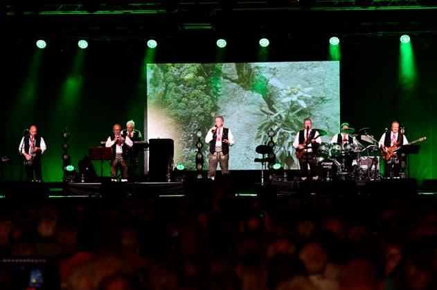 The Kastelruther Spatzen live at a concert of the Friedensadler˜ Tour at the Löbau Trade Fair and Event Park, 09 04 2026 Foto:xM.xWehnertx xFuturexImagex spatzen_6401