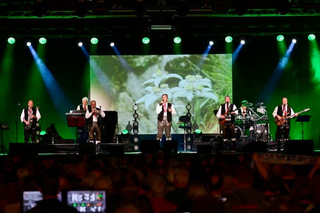 The Kastelruther Spatzen live at a concert of the Friedensadler˜ Tour at the Löbau Trade Fair and Event Park, 09 04 2026 Foto:xM.xWehnertx xFuturexImagex spatzen_6402