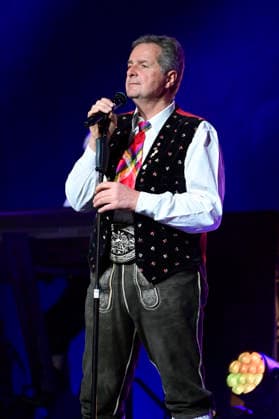 Norbert Rier from the Kastelruther Spatzen live at a concert of the Friedensadler˜ Tour at the Löbau Trade Fair and Event Park, 09 04 2026 Foto:xM.xWehnertx xFuturexImagex spatzen_6404