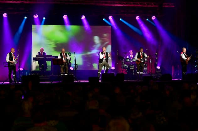 The Kastelruther Spatzen live at a concert of the Friedensadler˜ Tour at the Löbau Trade Fair and Event Park, 09 04 2026 Foto:xM.xWehnertx xFuturexImagex spatzen_6407