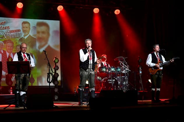 The Kastelruther Spatzen live at a concert of the Friedensadler˜ Tour at the Löbau Trade Fair and Event Park, 09 04 2026 Foto:xM.xWehnertx xFuturexImagex spatzen_6410