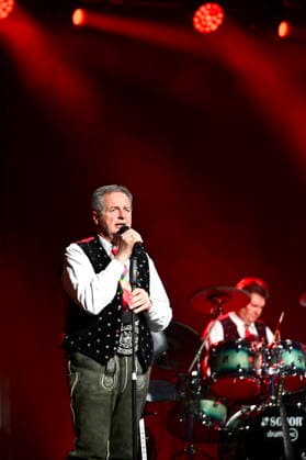 Norbert Rier from the Kastelruther Spatzen live at a concert of the Friedensadler˜ Tour at the Löbau Trade Fair and Event Park, 09 04 2026 Foto:xM.xWehnertx xFuturexImagex spatzen_6411