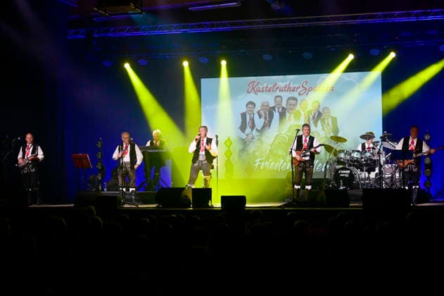 The Kastelruther Spatzen live at a concert of the Friedensadler˜ Tour at the Löbau Trade Fair and Event Park, 09 04 2026 Foto:xM.xWehnertx xFuturexImagex spatzen_6415