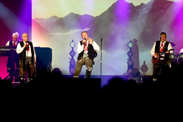 The Kastelruther Spatzen live at a concert of the Friedensadler˜ Tour at the Löbau Trade Fair and Event Park, 09 04 2026 Foto:xM.xWehnertx xFuturexImagex spatzen_6416