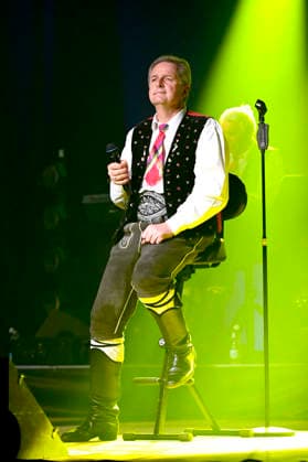 Norbert Rier from the Kastelruther Spatzen live at a concert of the Friedensadler˜ Tour at the Löbau Trade Fair and Event Park, 09 04 2026 Foto:xM.xWehnertx xFuturexImagex spatzen_6418