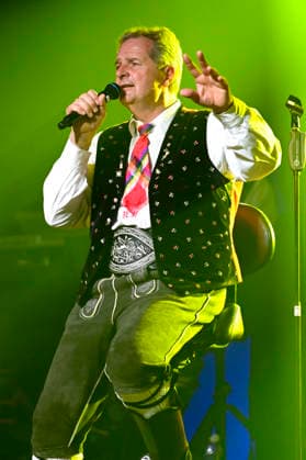 Norbert Rier from the Kastelruther Spatzen live at a concert of the Friedensadler˜ Tour at the Löbau Trade Fair and Event Park, 09 04 2026 Foto:xM.xWehnertx xFuturexImagex spatzen_6419
