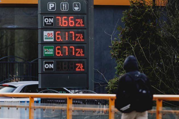 Preistafel in Zloty direkt an der deutsch-polnischen Grenze, aufgenommen in Zgorzelec, 10.04.2026. Aufgrund der politischen Situation im Nahen Osten sind die Benzinpreise in den letzten Wochen vor allem in Deutschland explodiert. Der Tanktourismus steigt in der Grenzregion aufgrund des Benzinpreisdeckels in Polen Zgorzelec Polen *** Price board in zloty directly on the German-Polish border, taken in Zgorzelec, 10 04 2026 Due to the political situation in the Middle East, petrol prices have exploded in recent weeks, especially in Germany Fuel tourism is increasing in the border region due to the petrol price cap in Poland Zgorzelec Poland Copyright: xFlorianxGaertnerx