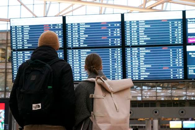 News Bilder des Tages CNTV LUFTHANSA- Warnstreik beim Lufthansa Kabinen Personal Urlauber Reisende stehen vor der Anzeigetafel gestrichene Fluege Cancelled im Flughafenterminal Abfertigungsgebaeude Abfertigungshalle des Helmut Schmidt Airport am Donnerstag 10.04.2026 in Hamburg Hamburg Deutschland *** CNTV LUFTHANSA warning strike at Lufthansa cabin crew vacationers travelers stand in front of the display board canceled flights canceled in the airport terminal check-in building check-in hall of Helmut Schmidt Airport on Thursday 10 04 2026 in Hamburg Hamburg Germany
