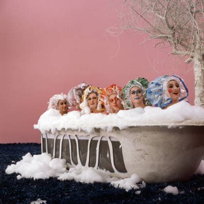 Wie man Wünsche beim Schwanz packt Wie man Wünsche beim Schwanz packt, Fernsehfilm, Deutschland 1971, Regie: Veit Relin - Szenenfoto in der Badewanne. Theaterstück nach einem surrealistischen Drama von Pablo Picasso. Uraufführung in Relins Torturmtheater in Sommerhausen am Main. ZDF Aufzeichnung., Deutschland Copyright: ArthurxGrimm AGR_82008764 EDITORIAL USE ONLY