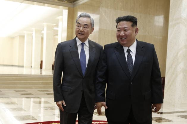 News Bilder des Tages (260410) -- PYONGYANG, April 10, 2026 -- Kim Jong Un, general secretary of the Workers Party of Korea and president of the State Affairs of the Democratic People s Republic of Korea (DPRK), meets with Chinese Foreign Minister Wang Yi, also a member of the Political Bureau of the Communist Party of China Central Committee, in Pyongyang, the DPRK, April 10, 2026. ) DPRK-PYONGYANG-KIM JONG UN-CHINA-WANG YI-MEETING WangxChao 