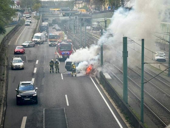 News Bilder des Tages 10.04.2026 - Essen, Nordrhein-Westfalen, Deutschland, Europa, A40 Ruhrschnellweg, Frohnhausen, Holsterhausen, Wickenburg, Autobahn, Strassenverkehr, Fahrzeugbrand, PKW Brand, Feuerwehr, Feuerwehreinsatz, Loescharbeiten, Rauchentwicklung, Flammen, Einsatzkraefte, Rettung, Gefahrensituation, Verkehrsstoerung, Stau, Sperrung, Polizei, Infrastruktur, Bahnstrecke, Oberleitung, urbaner Raum, Sicherheit, Notfall, Breaking News *** 10 04 2026 Essen, North Rhine-Westphalia, Germany, Europe, A40 Ruhrschnellweg, Frohnhausen, Holsterhausen, Wickenburg, highway, road traffic, vehicle fire, car fire, fire department, fire department operation, extinguishing work, smoke development, flames, emergency services, rescue, dangerous situation, traffic disr Copyright: xLauraxSteinsiekx
