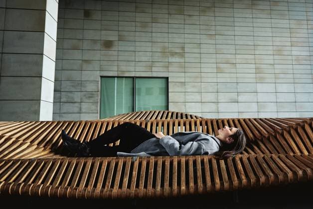 Stilvolle hübsche Frau, die auf einer Bank an der Stadtstraße liegt. Frau ruht sich am Sommertag im Freien aus Stylish pretty woman lying on bench at city street. Woman resting at summer day outdoors Copyright: imageBROKER AliaksandrxBarysenka ibxiqx17174606.jpg ,model released, Symbolfoto ,property released