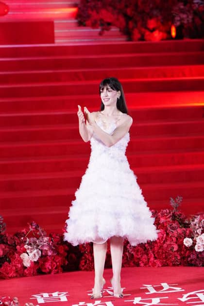 SHANGHAI, CHINA - APRIL 10: American actress Anne Hathaway attends the premiere of film The Devil Wears Prada 2 on April 10, 2026 in Shanghai, China.  Copyright: xVCGx 111633933398