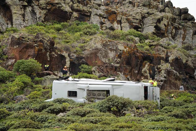 News Bilder des Tages Fatal bus accident in La Gomera Bus accident, 10 April 2026, in San Sebastian de La Gomera, Canary Islands Spain At least one person died and 14 were injured, three of them seriously, this Friday after a tourist bus plunged into a ravine in La Gomera The incident occurred around 13 15 Canary time 14 15 hours on the Peninsula in the GM 2, at the height of the municipality of San Sebastian de La Gomera To the scene have moved ambulances Canary Islands Emergency Service, a medical helicopter, another helicopter GES and police resources 10 APRIL 2026 TRAFFIC ACCIDENT Europa Press Canarias 10 04 2026 San Sebastian de La Gomera, Cana San Sebastian de La Gomera, Cana Espana  Copyright: xEuropaxPressxCanariasx 7429374
