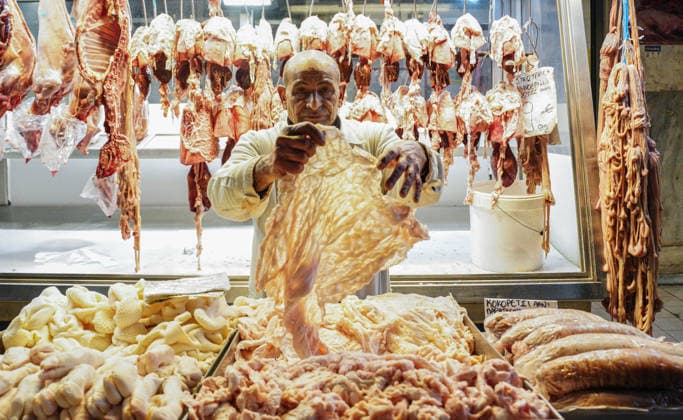 News Bilder des Tages Easter Shopping At The Varvakios Market In Athens A butcher holds lamb caul fat in his hands at the Varvakios Market in Athens, Greece, on April 10, 2026. Athens Greece  Copyright: xGiorgosxArapekosx originalFilename: arapekos-notitle260410_npEpH.jpg