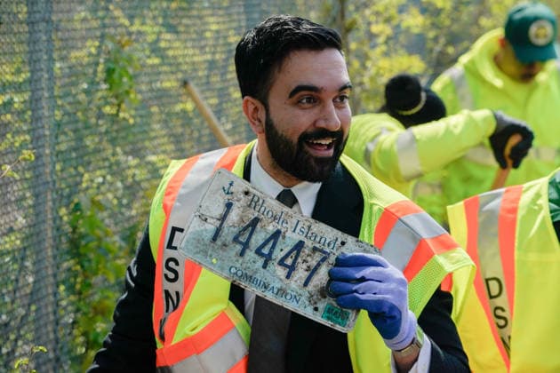 News Bilder des Tages April 10, 2026, New York, New York, USA: New York City Mayor ZOHRAN MAMDANI, wearing a DSNY safety vest, holds up a discarded Rhode Island license plate. New York USA - ZUMAf193 20260410_znp_f193_008 Copyright: xDerekxFrenchx