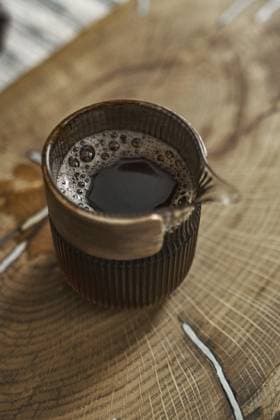 IMAGO Creative, Food, Trend, Iced Coffee Eine schicke Kaffeetasse auf einem rustikalen Holztisch, die das reichhaltige Gebräu und die einladende Textur des Getränks zur Geltung bringt A chic coffee mug on a rustic wooden table that showcases the drink s rich brew and inviting texture Copyright: imageBROKER SMOKExBELLEW ibxiqx17181491.jpg