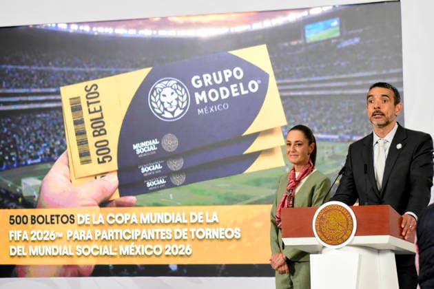 Mexico™s President Claudia Sheinbaum Holds Briefing Towards FIFA World Cup Mexico™s President Claudia Sheinbaum Pardo is seen behind while Grupo Modelo President Daniel Cocenzo speaking during a news conference about the 500 free tickets for the winners of the Social World Cup, at the National Palace. on April 10, 2026 in Mexico City, Mexico. (Photo by Luis Barron Eyepix Group) Copyright: xLuisxBarronx xEyepixxGroupx LB_10042026_180358