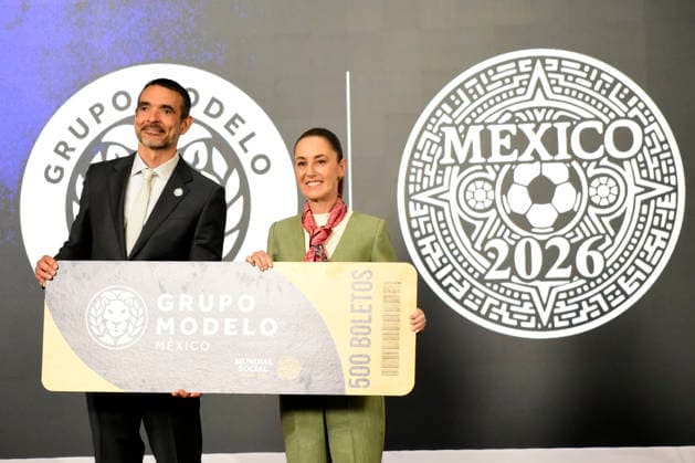 Mexico™s President Claudia Sheinbaum Holds Briefing Towards FIFA World Cup Mexico™s President Claudia Sheinbaum Pardo and Grupo Modelo President Daniel Cocenzo showing a cardboard big ticket during a news conference about the 500 free tickets for the winners of the Social World Cup, at the National Palace. on April 10, 2026 in Mexico City, Mexico. (Photo by Luis Barron Eyepix Group) Copyright: xLuisxBarronx xEyepixxGroupx LB_10042026_180365
