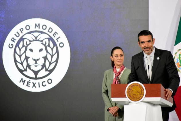 MexicoÃ¢â‚¬â ¢s President Claudia Sheinbaum Pardo is seen behind while Grupo Modelo President Daniel Cocenzo speaking during a news conference about the 500 free tickets for the winners of the Social World Cup, at the National Palace. on April 10, 2026 in Mexico City, Mexico. Mexico City Mexico - ZUMAe321 20260410_zia_e321_015 Copyright: xLuisxBarronx
