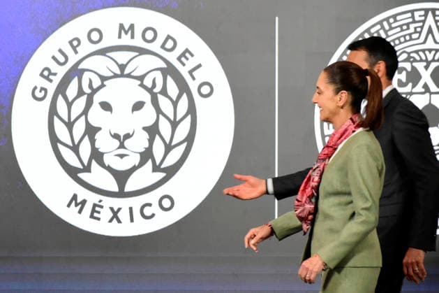 MexicoÃ¢â‚¬â ¢s President Claudia Sheinbaum Pardo and Grupo Modelo President Daniel Cocenzo during a news conference about the 500 free tickets for the winners of the Social World Cup, at the National Palace. on April 10, 2026 in Mexico City, Mexico. Mexico City Mexico - ZUMAe321 20260410_zia_e321_019 Copyright: xLuisxBarronx